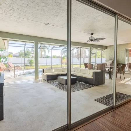 4Br Private Pool Home, Screened Lanai, & 3mi to Srq Airport