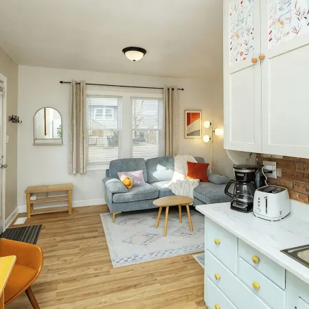 Happy Happy Guest House 1bd/1ba in Quiet yet Popular Neighborhood