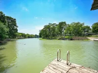 Luxury Lakefront Oasis with Boat Dock-Firepit Hotels in McQueeney
