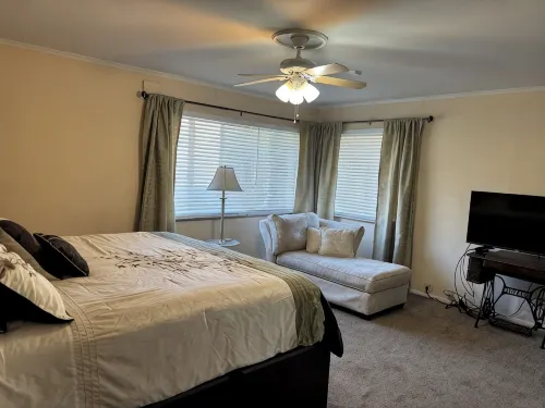 Park Manor on two wooded acres close to golf, OKC Zoo, Remington Park, OKANA - Homestays