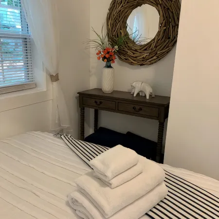 COZY,Newly renovated,West Shores ,short walk to Nasons Beach 🏖🏠