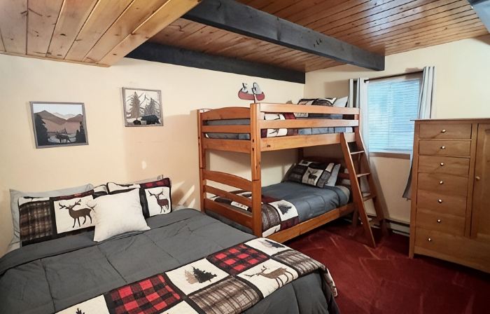 3 Bedroom Plus Loft, 2 Full Baths, 1 Minute to Story Land, 10 mins to Slopes!