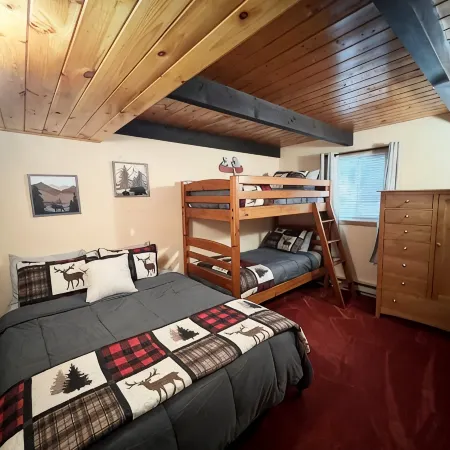 3 Bedroom Plus Loft, 2 Full Baths, 1 Minute to Story Land, 10 mins to Slopes!