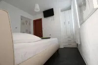 Apartment Njivice for 2 persons, 3 star "Lilis" apartment - Homestays