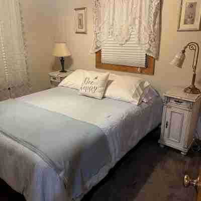 “The Cottage” is in a private lake community 15 mins. from Mountain Creek Resort Rooms