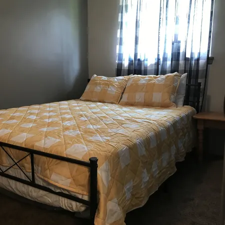 Cozy 1 bedroom apartment ideal for long or short stays! Pet friendly w/side yard