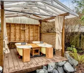 Cozy Cottage Retreat w/ Open Air Bath house, one minute walk to Squaxin Park