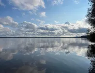 Private beachfront cottage,  WiFi and AC on Lake Paradise, minutes from Mackinaw - 鄉村度假屋