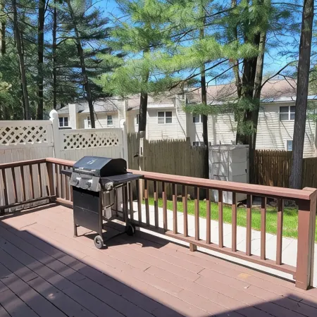 Charming 2 Bedroom 3 bathroom Townhouse, minutes from Saratoga Springs!