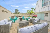 Bright & Modern ~ Heated Pool ~ Gated Beach ~ Pkg! - 발코니