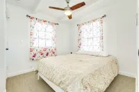 Shore House: Sand Beneath, Waves at Your Doorstep! Perfect deck for Sunrise! - WiFi