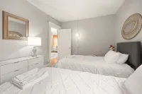 Modern 2BR • Mins to Univ, Zoo, Destiny & Downtown