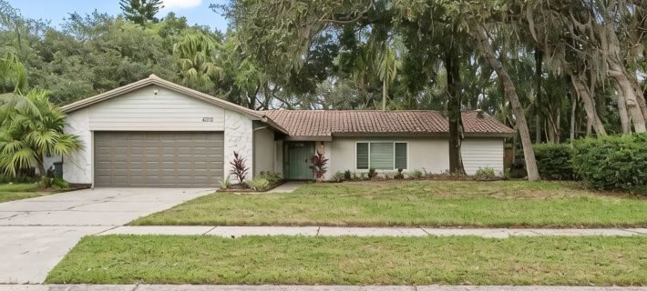 Heated pool.  4-bedroom house. 6.9 miles to honeymoon Beach. Hotels in Palm Harbor