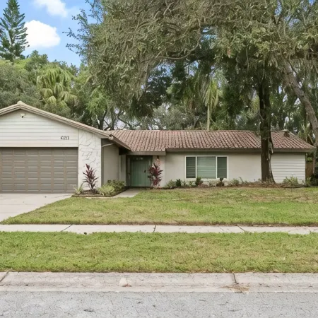 Heated pool.  4-bedroom house. 6.9 miles to honeymoon Beach.
