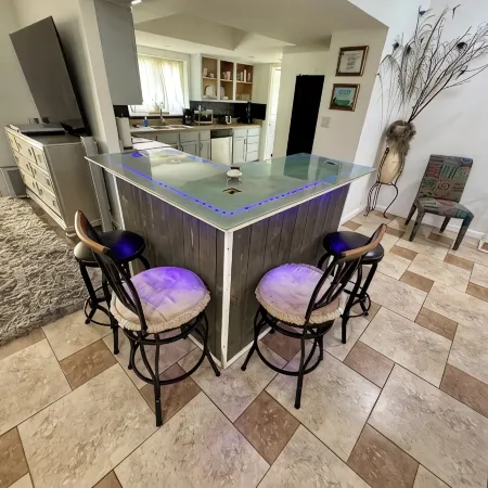 Beautiful oversized 2-bedroom house in Riverview near many points of interest.