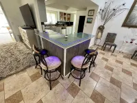 Beautiful oversized 2-bedroom house in Riverview near many points of interest. - Homestays