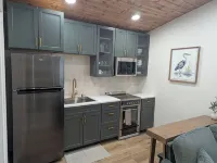 Bright and modern tiny home on the lake! - Chalets