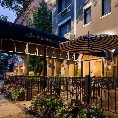 St Charles Inn, Superior Hotel Отели рядом с достопримечательностью «Тулейнский университет»