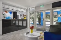 Baileys Parkside Motel by VetroBlu