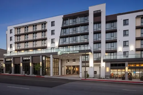 Holiday Inn & Suites Monterey Park - Los Angeles - ที่มีที่จอดรถ