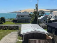 Sneezle Beezle Beach Apartment Hotels in Omapere