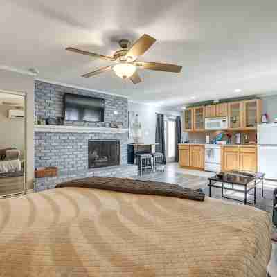 Stylish & Spacious Studio Suite – Minutes from the Strip! Rooms