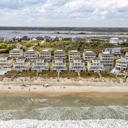 Oceanfront Family Retreat / Pool, Hot Tub, Elevator, Well Stocked Kitchen