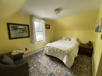 The Guides House • Cozy Main St Stay with Porch Views Hoteles en Webb