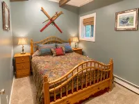 Pond-Side Chalet • Private Beach • Canoe & Kayak • Sleeps 7 • Near Storyland - Wi-Fi