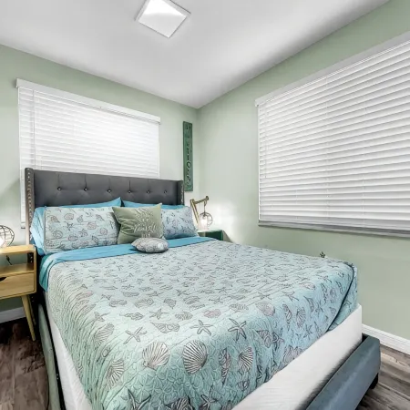 Newly renovated  Cozy Beach Cottage A1/2 of a duplex, 3min walk to beach