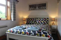 Delightful Detached Cottage close to Exeter, Dartmoor and the coast. - Bathtub