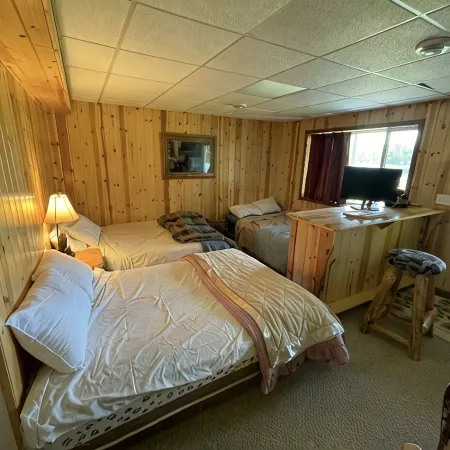 Lakefront 4 Bedroom Cabin