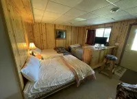 Lakefront 4 Bedroom Cabin - Homestays