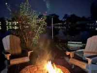 Lakefront Paradise, with Heated Private Pool. Hotels in Holiday