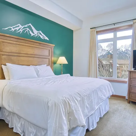 Top-Floor Condo with stunning mountain views!