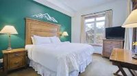 Top-Floor Condo with stunning mountain views! - Pool