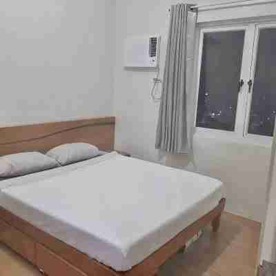 Affordable, friendly, central location, close to malls, Free parking. Furnished! Rooms