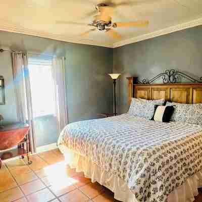 Artsy Historic Downtown 2BR w large backyard & private Salt Water Spa Pool Rooms