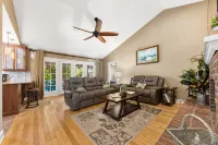 Tropical Resort Style Retreat w/ Pool House 4BR, 3 Bath - Wifi