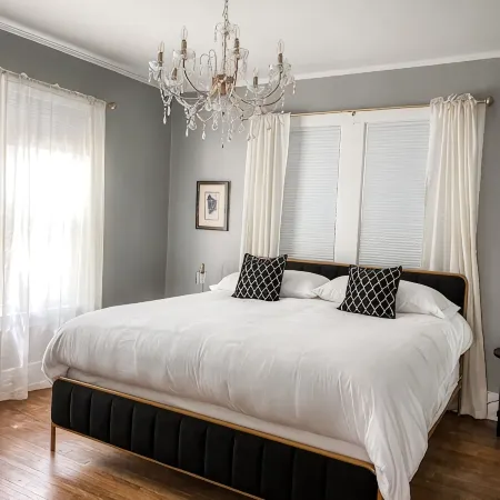 The Chandelier Loft of Midtown - Near It All!