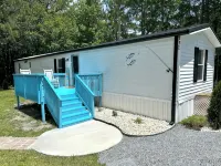 Cozy Beach Home w/ Fire Pit, Grill & Outdoor Swings— Min from Surf City Pier! Hoteles en Condado de Pender