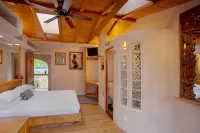 Les Artistes Inn - balcony