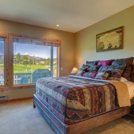 Amazing Mountain Views, Walk to Ski Shuttle! in the Heart of Big Sky Golf