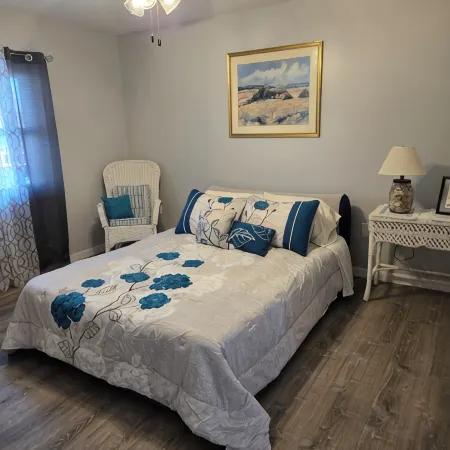 Newly Renovated 3-BR 2 Bath home. Close to Restaurants & Mineral Springs