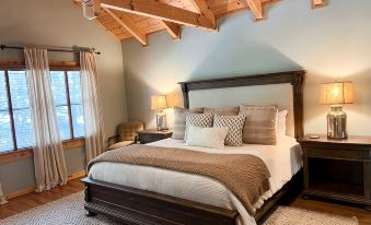 Luxury Log Cabin + Hot Tub + Mins to Downtown Dahlonega
