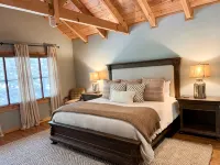 Luxury Log Cabin + Hot Tub + Mins to Downtown Dahlonega - 4 stjerner