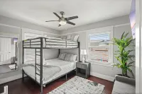 Mins to Belmont Shore - Firepit - Game Room - BBQ - Free Parking - Fifa 2026! - บังกะโล