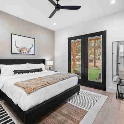 -NEW-Downtown DRIP Pool/Spa/Golf/Pickleball/30Guests Rooms