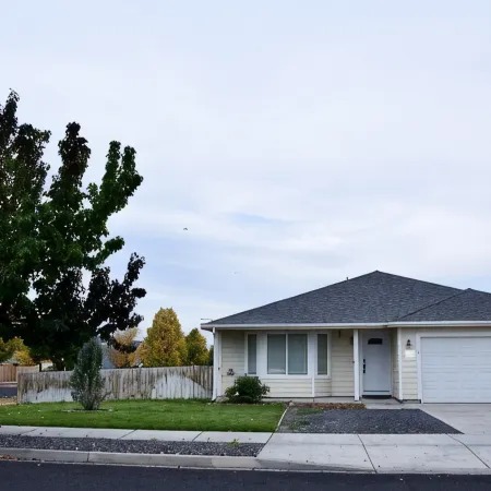 Sunlit Sage House - a peaceful retreat. 3 bed 2 bath bright & clean home