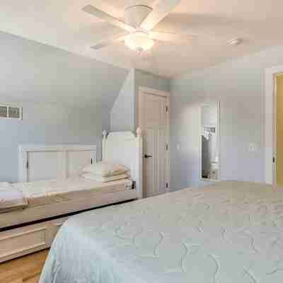 Beachfront Luxury Home-Lake Views, Fire Pit, Large Yard, Game Room-Walk to Town Rooms